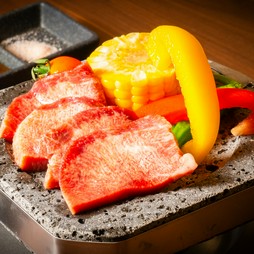 特上タンの溶岩焼き