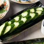 定番のカプレーゼにひと手間加えて、とろりととろけるチーズが楽しめる逸品に。