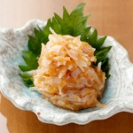 シーザーサラダに温玉をトッピング。是非全体に絡めてお召し上がりください。