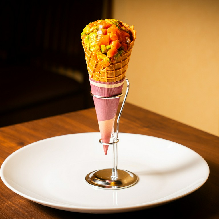 くずして食べるサーモンとアボカドのユッケ