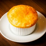 割って食べるのが楽しい一品。パイ生地もシチューに浸けてお召し上がりください。