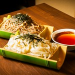 ひんやりつるつる食感のうどんは〆にぴったり。