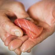 豊洲市場から仕入れた魚に、産地直送の旬の魚など、選りすぐりの旬の素材を用意。酢飯も赤酢からこだわり、上質なひとときを提供してくれます。