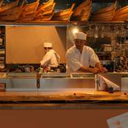 厨房でもゲストの表情を思い浮かべながら調理をすることが西田氏のモットー。無感情で仕事をするのではなく“誰に届けるか”を考え、日々食材たちと向き合っています。