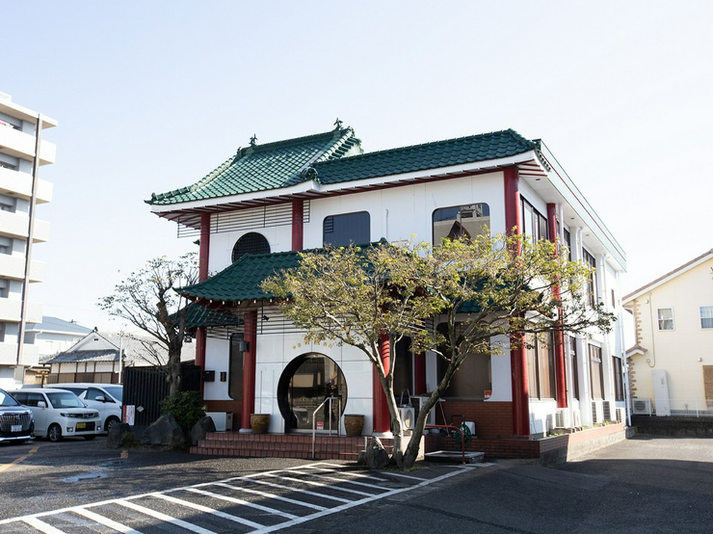 広い駐車場を完備。地域密着型の中華レストラン