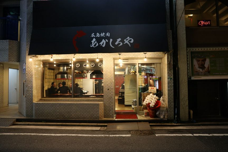 黒い屋根が目印