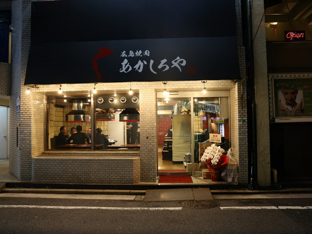 黒い屋根が目印