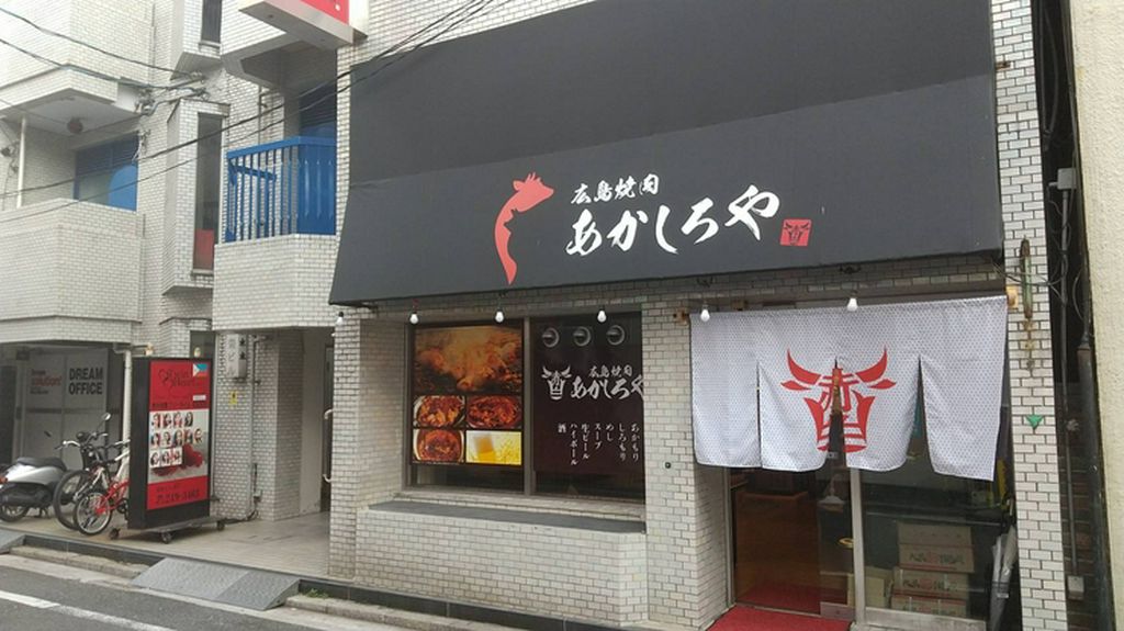 黒い屋根が目印