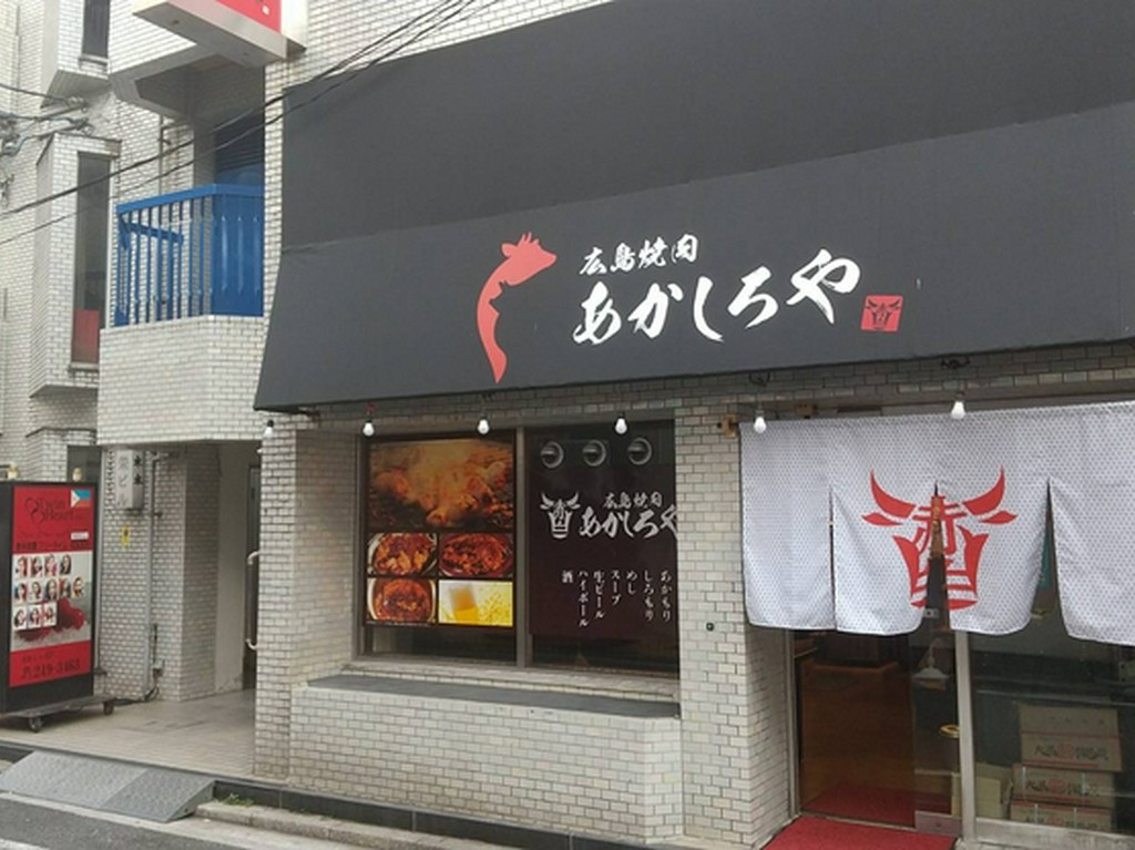 黒い屋根が目印