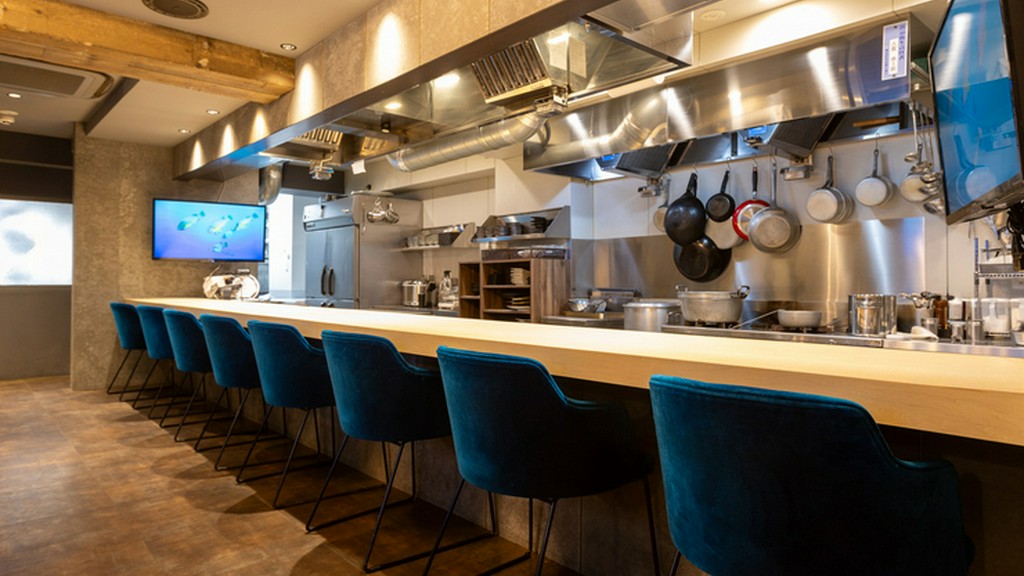 心地よい一時を提供する、スタイリッシュなカウンター席