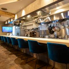 心地よい一時を提供する、スタイリッシュなカウンター席