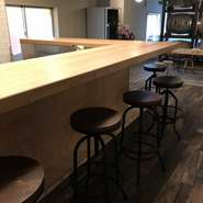 ワインバーとしてもお一人で気軽に立ち寄れます。もちろんカップルや友達とでもカウンターをご利用いただけます。