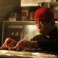 「『やきとり』は1本1本手で串打ちし、心を込めて丹念にやきあげます」と語る川端氏。忙しい時でも手を抜かず、丹精込めた料理でもてなしてくれます。