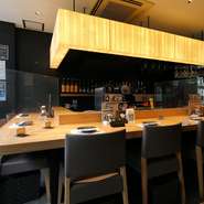 目の前で焼き鳥を焼いてはおりませんので、服ににおいがつくこともなく、女性のお客様にも安心です。おひとり様でも気軽にぜひご来店ください。お酒も数多く取り揃えております。