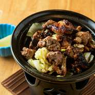 600日ほどかけて丁寧に育てられた雄鶏のもも肉を使用。歯ごたえがしっかりとあり、コリコリした食感がたまりません。独特のスパイスに漬け込んであり、食べやすいスパイシーさで、ビールと相性抜群です。