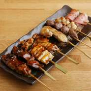 厳選された国産の鶏肉とこだわった食材を使った串やきの盛り合わせ。創業時から変わらない秘伝のタレは甘さの中にもすっきりした味わいで、やみつきになるおいしさです。
※セット内容はおまかせになります。