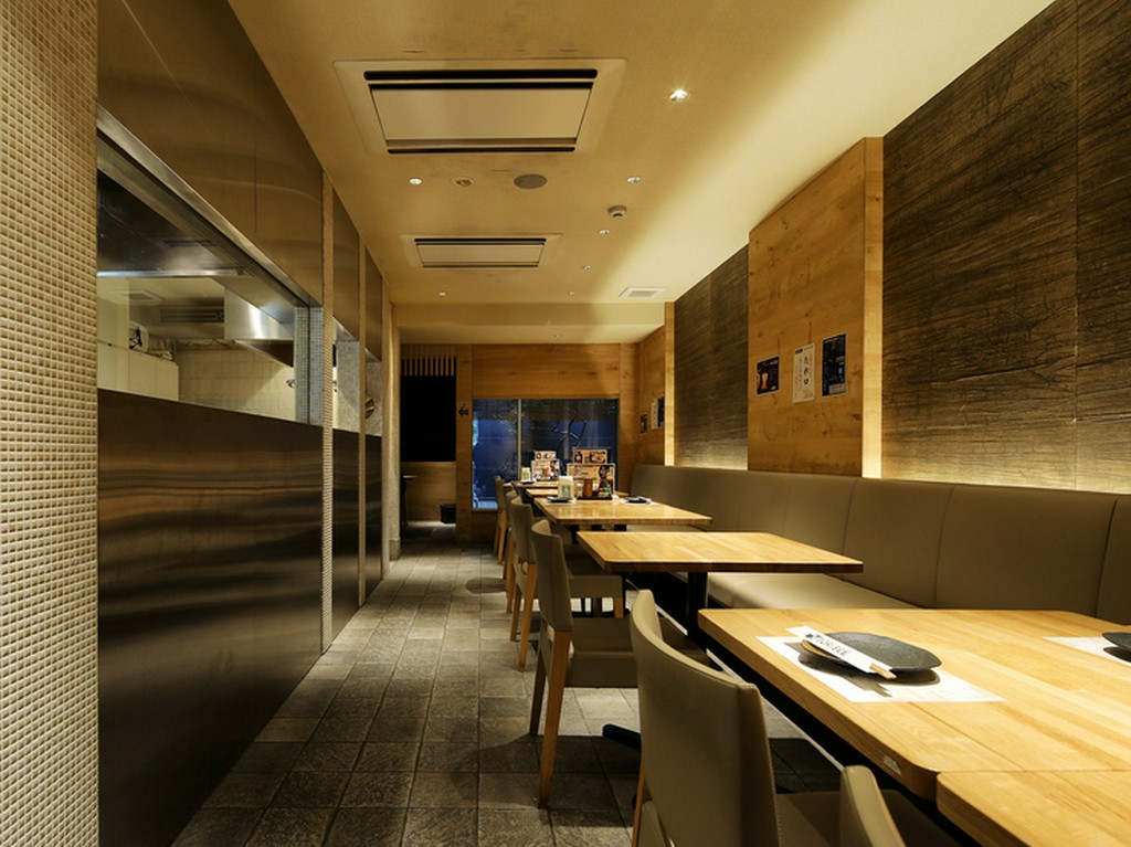 広々とした1階のテーブル席