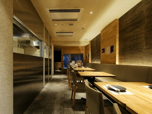 広々とした1階のテーブル席