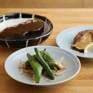 野菜は京都産をメインに、新鮮なものを厳選。蛸薬師店オリジナルメニュー「焼き野菜」では、大判であり肉厚で食感のよいしいたけや京野菜を味わえます。鶏肉は国産を使用。