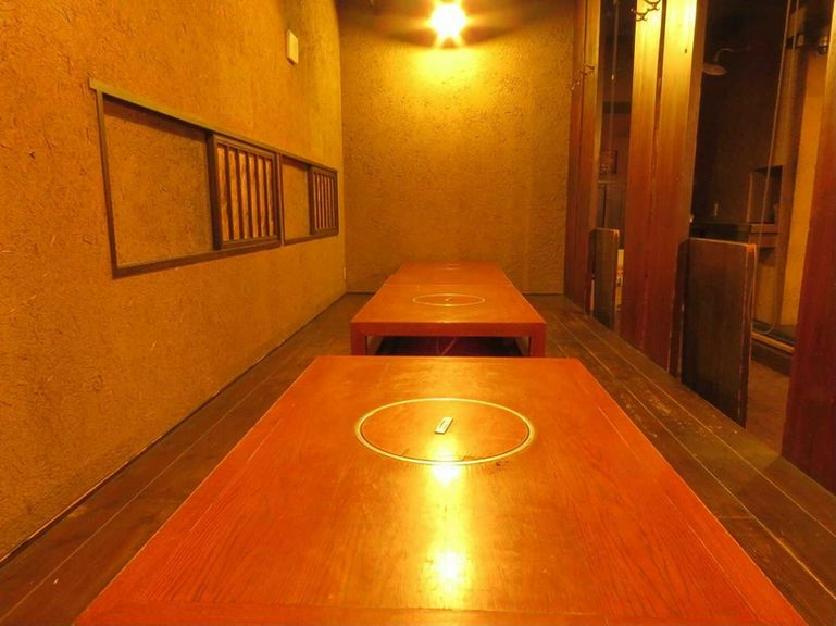 間接照明がほんのり照らす落ち着いた雰囲気を