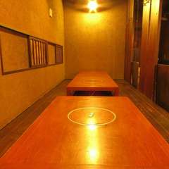 間接照明がほんのり照らす落ち着いた雰囲気を