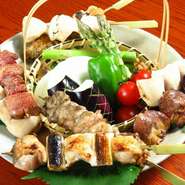 国産銘柄にこだわっている自慢の串です。備長炭の赤外線によりこんがり芳ばしく焼いた焼き鳥は絶品です。