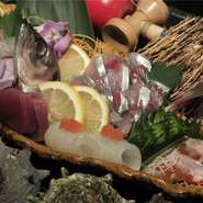 てくてく屋で1番人気のお刺身！　長浜市場より直送された新鮮かつ最も旬な海鮮類を厳選して仕入れ！　690円より。