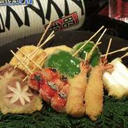 てくてく屋と言えば串！　お得に、たくさん食べてほしいので串揚げはお得なセットメニューあり！　写真は一例です。