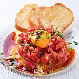 牛生ハムのユッケ風