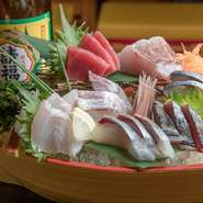 料理人が直接足を運び仕入れる朝採れ鮮魚のお刺身。