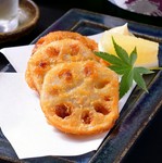シャキシャキ食感の蓮根で挽肉を挟み仕上げました。