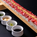 SNS映え間違いなし！
話題のロングユッケ寿司をクセのない馬肉赤身で。色々な味をお楽しみください。