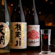 料理人であり利き酒師でもある齋藤さん。好みの味を伝えれば、オススメの一杯をアドバイスしてくれます。メニューには季節のお酒など多彩な銘柄が並び、冬場には自家製ひれ酒も登場します。
