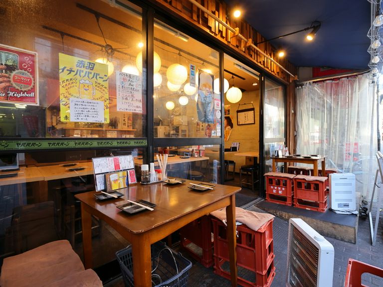 風通しが良くて快適に過ごせる、入口に設置されたテラス席