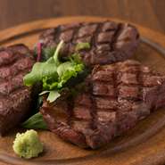 人気のセットメニュー
ブラックアンガス種のミスジ・ランプ・サーロイン各部位のステーキ3種盛り合わせです。赤身肉なのでヘルシーです。