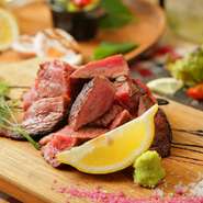 黒毛和牛と馬肉や牛タンや鴨肉を60℃の低温でじっくり熟成させた肉は柔らかいクセになる味わい肉寿司は極レアでとけるような食感を日本酒や焼酎と地酒もオススメ
誕生日やサプライズに肉ケーキもご用意特別な夜に