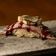 黒毛和牛と馬肉や牛タンや鴨肉を60℃の低温でじっくり熟成させた肉は柔らかいクセになる味わい！肉寿司は極レアでとけるような食感を
日本酒や焼酎と地酒も
誕生日やサプライズに肉ケーキもご用意！特別な夜にどうぞ