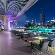 開放的で緑豊かな景色を眺めることができるリバーサイドレストラン。特に夜景は、中之島のライトアップされた歴史的建造物など、美しい景色が広がっています。