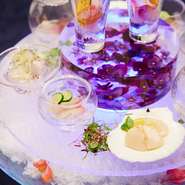 当店のスペシャリテ『スミレプレート』は華やかで、お祝いの席にもぴったりです。