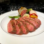 ジューシーで柔らかい肉の旨みが凝縮された厚切り牛タン