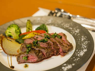 柔らかくジューシーな牛肉のステーキ『名物！　牛カイノミのタリアータ』