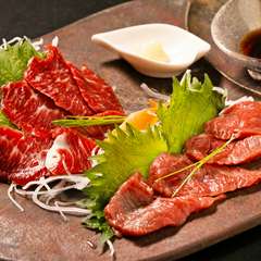 青森県産霜降り馬肉と赤身の盛り合わせ