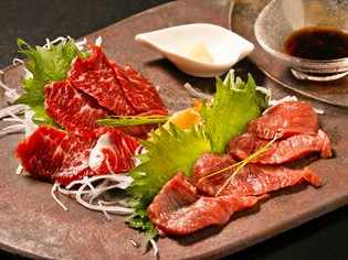 濃厚な味わいがたまらない、青森県産の「霜降り馬肉」