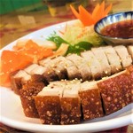 2人前
(4~5人前/1500円)
ベトナム人が大好きな定番料理。
スパイスでじっくり煮込んだ皮付き豚バラ肉を高温の油で揚げると、皮目がパリッパリの食感に。
特製甘辛ダレを付けて。