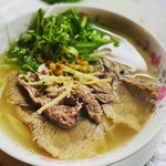 半生肉&茹ですね肉&煮込みすじ肉の3つの牛肉が楽しめる欲張りなフォー。