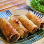 揚げ春巻き
揚げたてのカリカリをサニーレタスに巻いて食べるのがベトナム流。ビールにもよく合います。