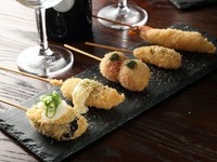 熱々ジューシー！　アレンジをきかせた『揚げ串5種盛り合わせ』