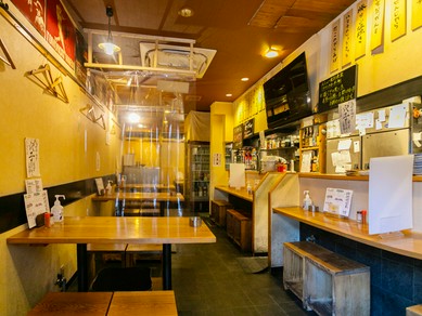 木のぬくもりを感じさせる店内。気さくに訪れたい一軒