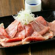 希少部位である和牛のコウネを、さっと炙ります。ポン酢と玉ねぎを絡めて味わえば、和牛の脂の程よい旨みと甘みを堪能できる至高の一品に。贅沢な味わいを満喫してみてはいかが。