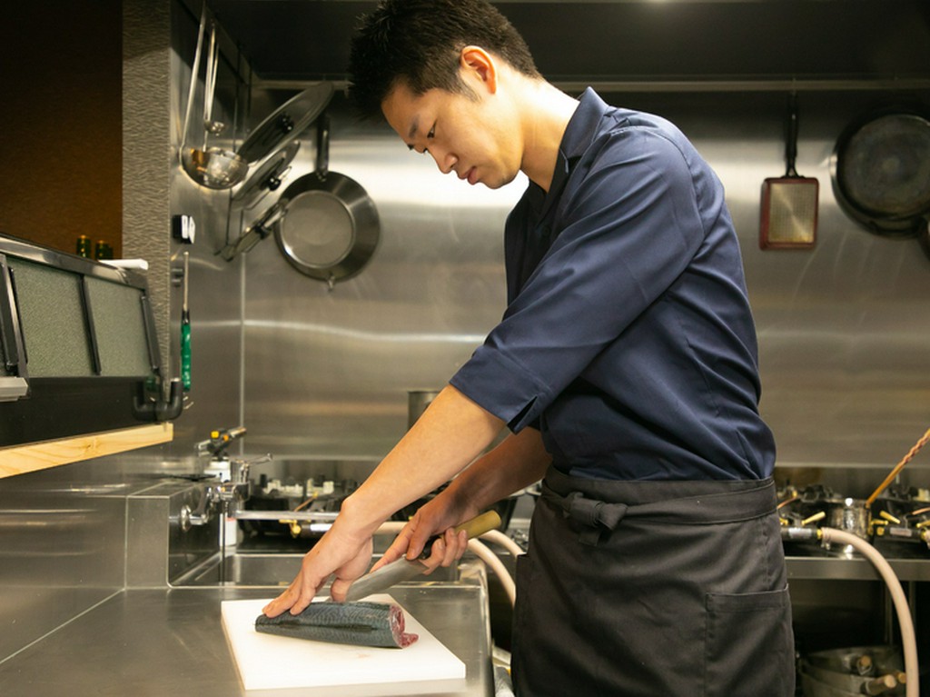 はつらつとした笑顔でお出迎え。活気あふれる雰囲気の大衆居酒屋